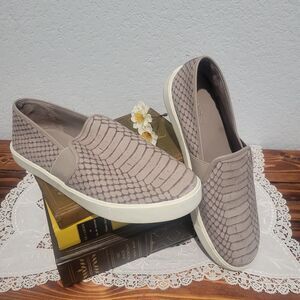 Vince Blair Slip On Sneakers Womens Size 7M Tan Gray Snake Skin Leather Casual